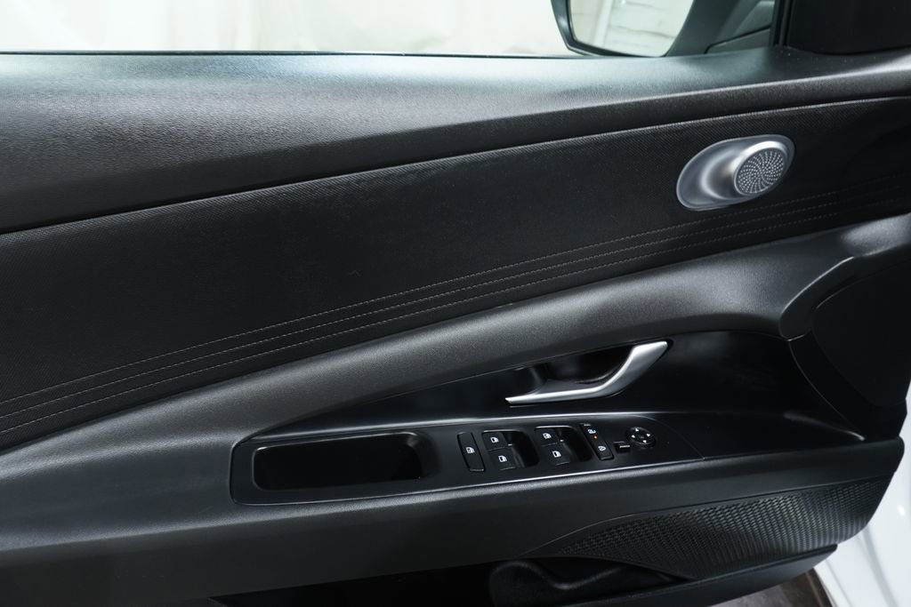Certified 2025 Hyundai Elantra SE image 21