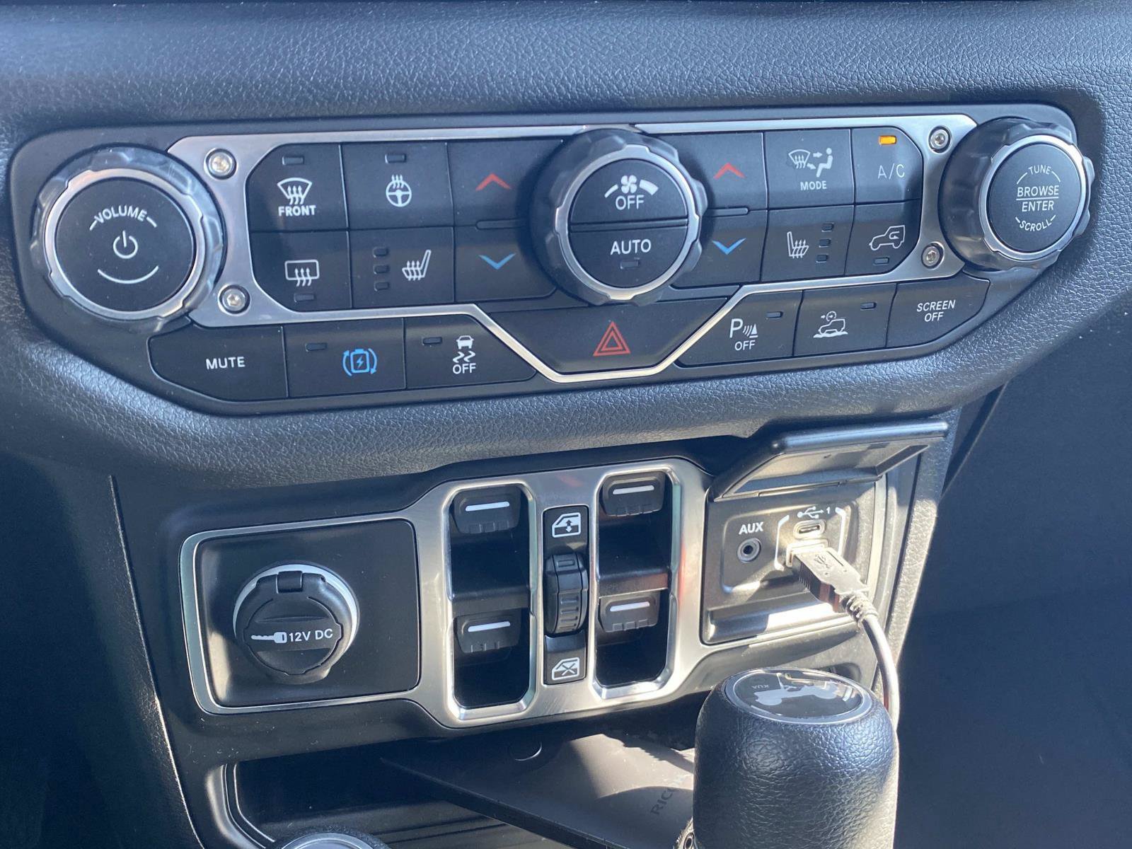 Used 2024 Jeep Wrangler Unlimited w/ Convenience Group AWD/4WD image 29