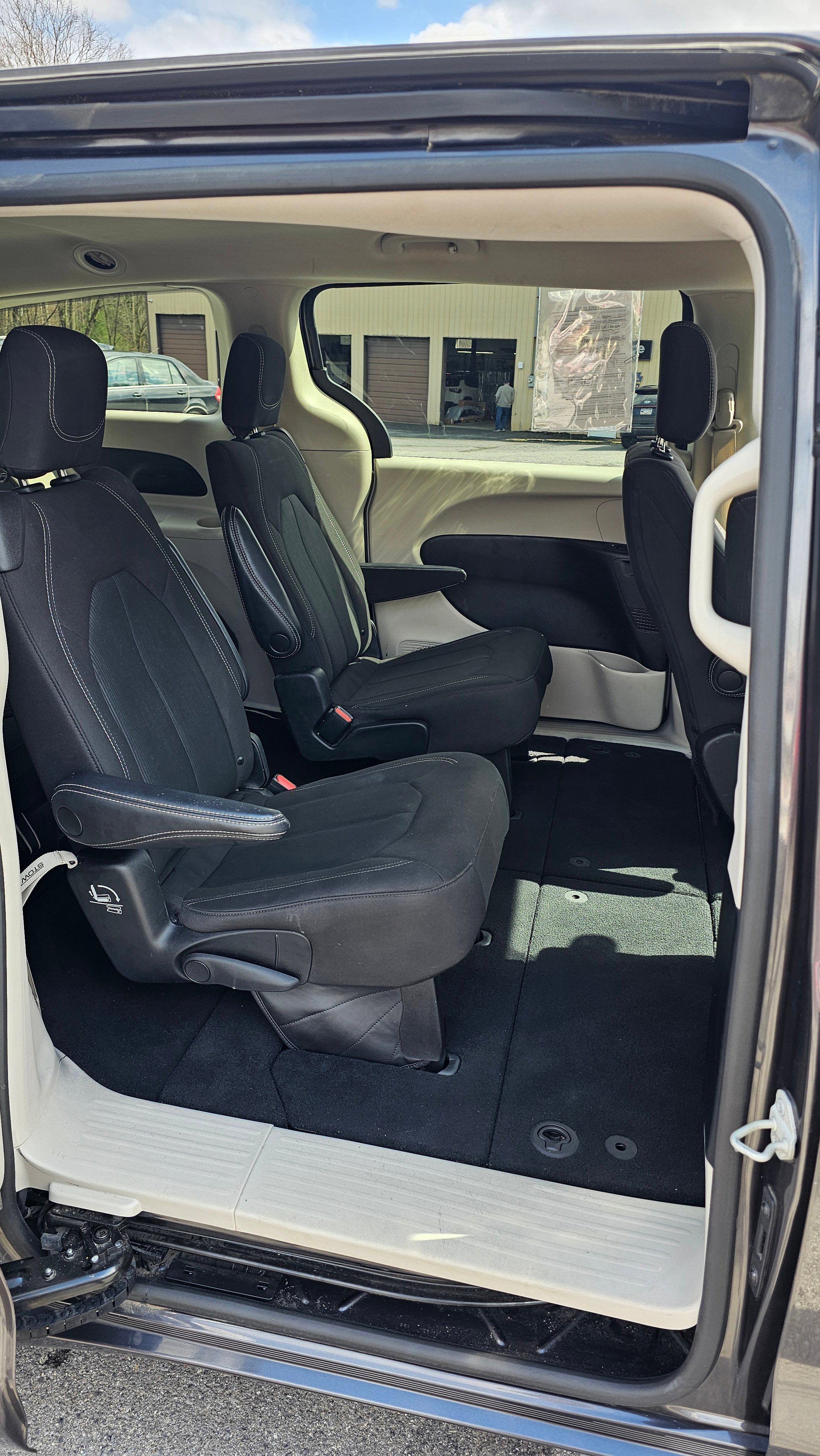 Used 2023 Chrysler Voyager LX image 8