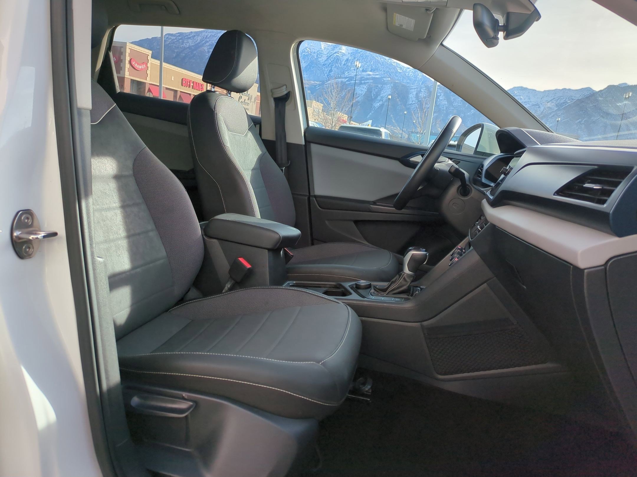 Used 2023 Volkswagen Taos SE image 33