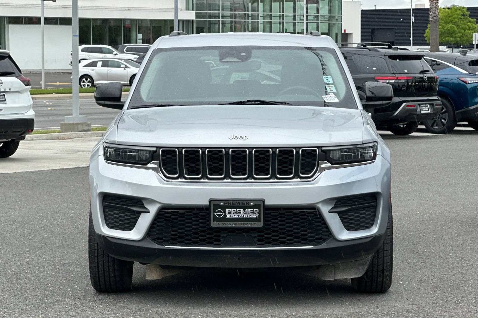 Used 2024 Jeep Grand Cherokee Laredo RWD image 9