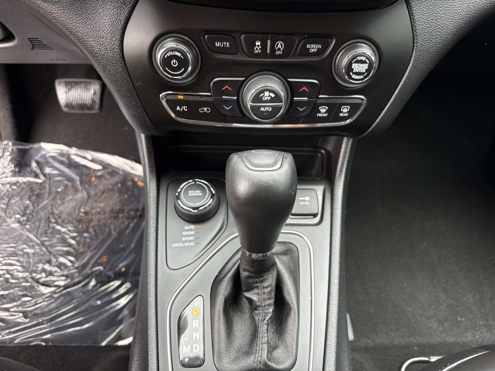 Used 2020 Jeep Cherokee Latitude Plus w/ Comfort/Convenience Group AWD/4WD image 30