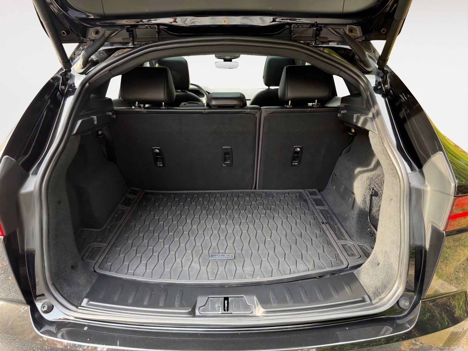 Used 2020 Jaguar E-PACE SE image 4