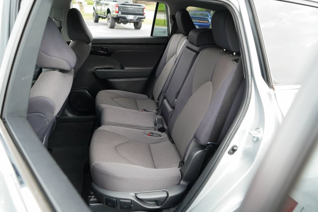 Used 2023 Toyota Highlander LE AWD/4WD image 8