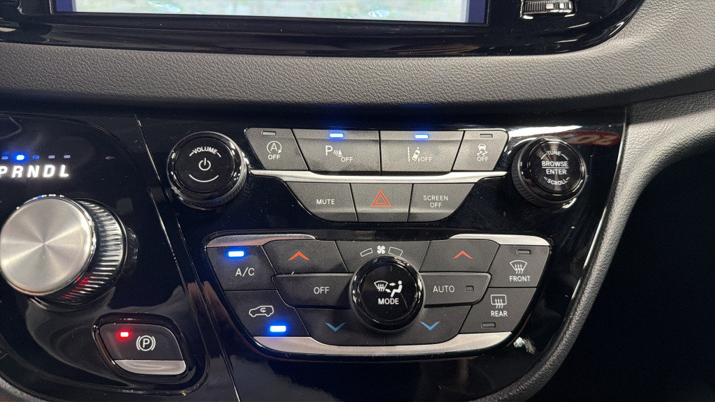 Used 2025 Chrysler Pacifica Select FWD image 28