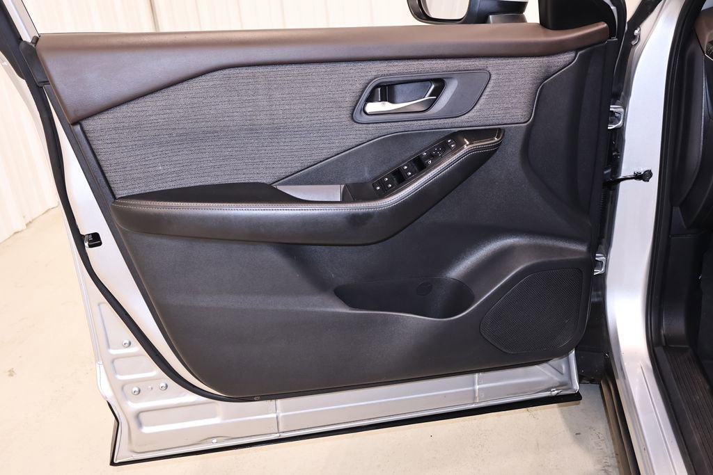 Used 2022 Nissan Rogue SV image 11