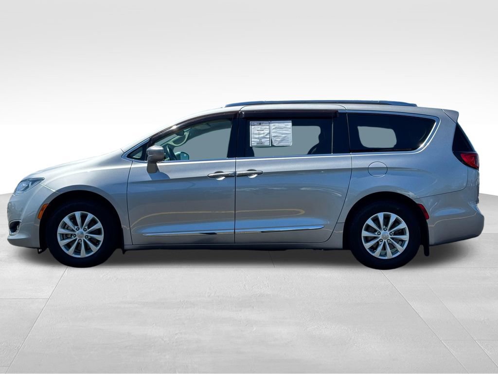 Used 2018 Chrysler Pacifica Touring-L w/ Premium Audio Group FWD image 4