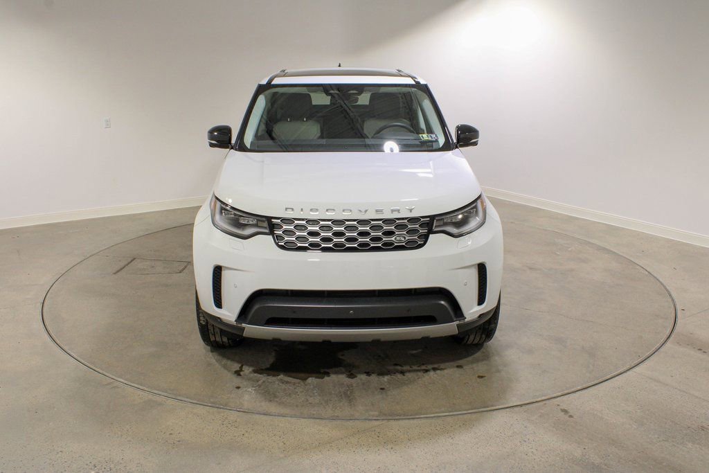 Used 2025 Land Rover Discovery S image 8