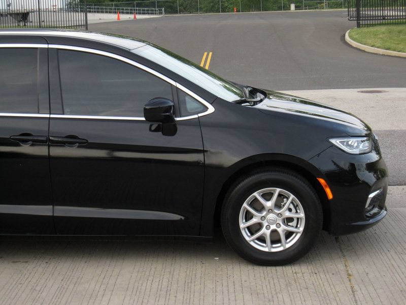 Used 2025 Chrysler Pacifica Select FWD image 10