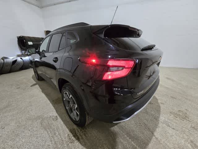 Used 2024 Chevrolet Trax LT FWD image 4