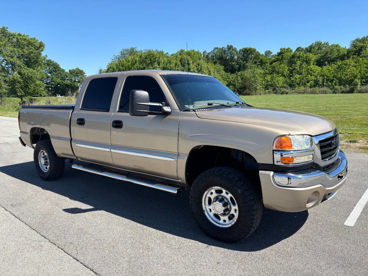 Used 2004 GMC Sierra 2500 SLE w/ Heavy-Duty Power Package AWD/4WD image 4