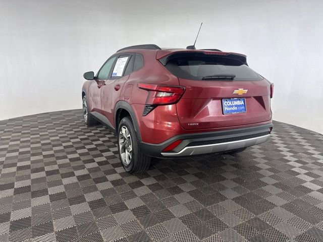 Used 2025 Chevrolet Trax LT w/ LT Convenience Package image 10