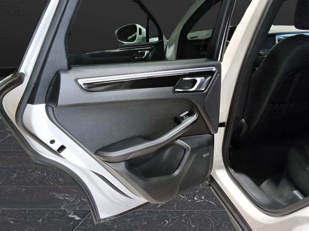 Used 2018 Porsche Macan w/ Premium Package image 18