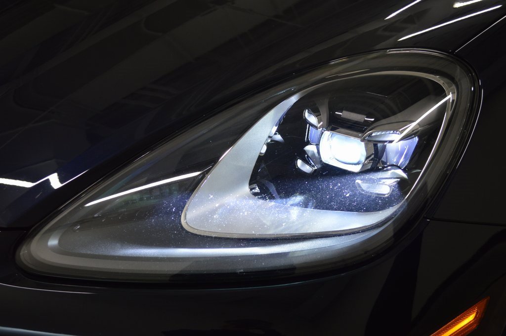 Certified 2023 Porsche Cayenne Platinum Edition image 11