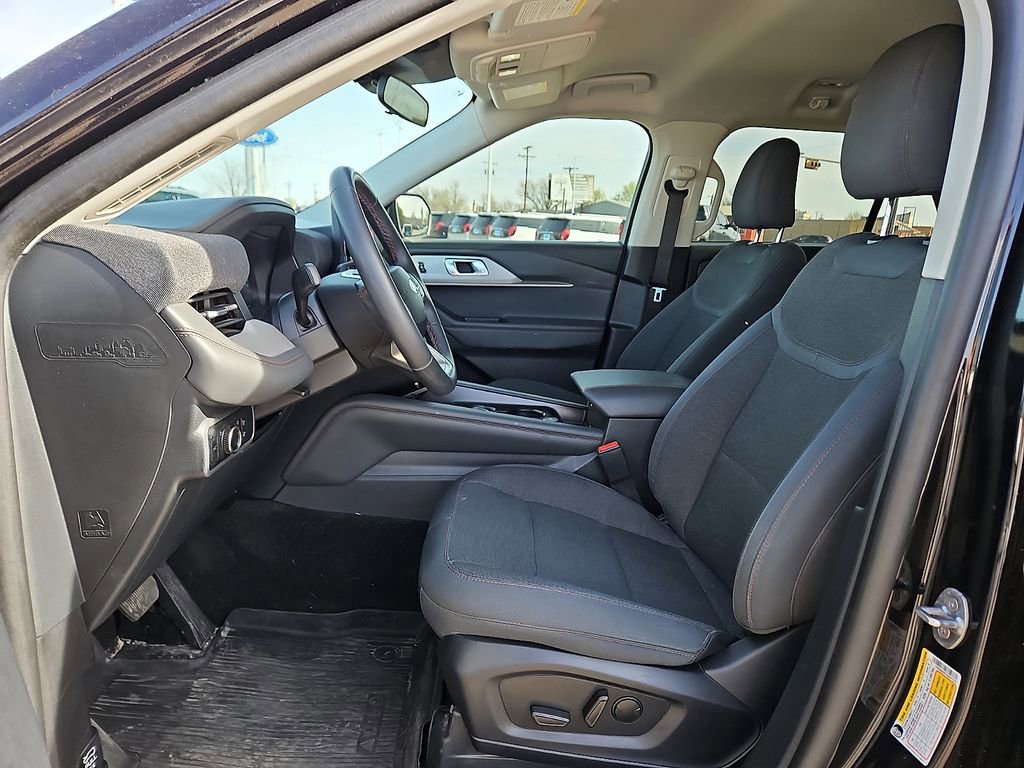 Used 2025 Ford Explorer Active image 13