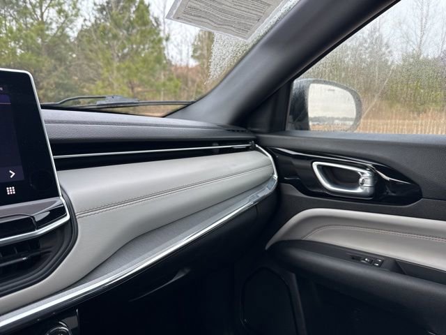 Used 2024 Jeep Compass Limited image 23