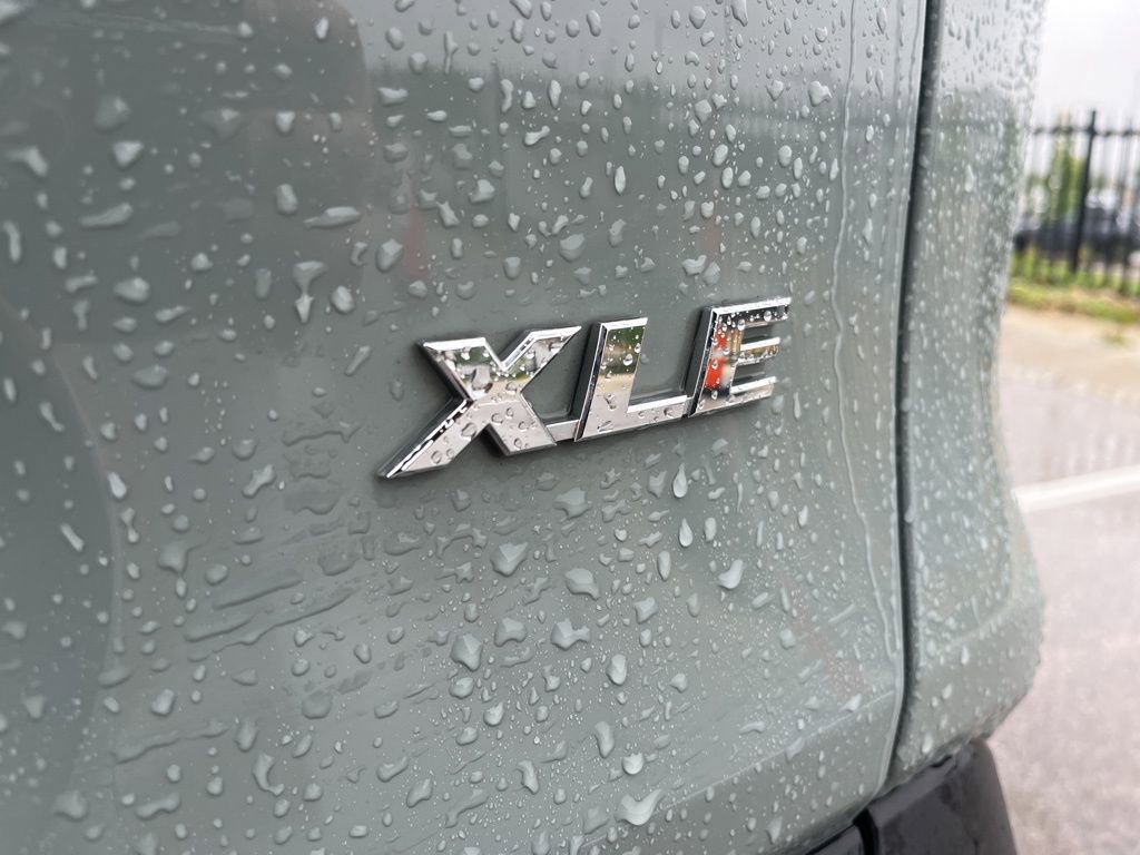 Used 2021 Toyota RAV4 XLE w/ Convenience Package image 9