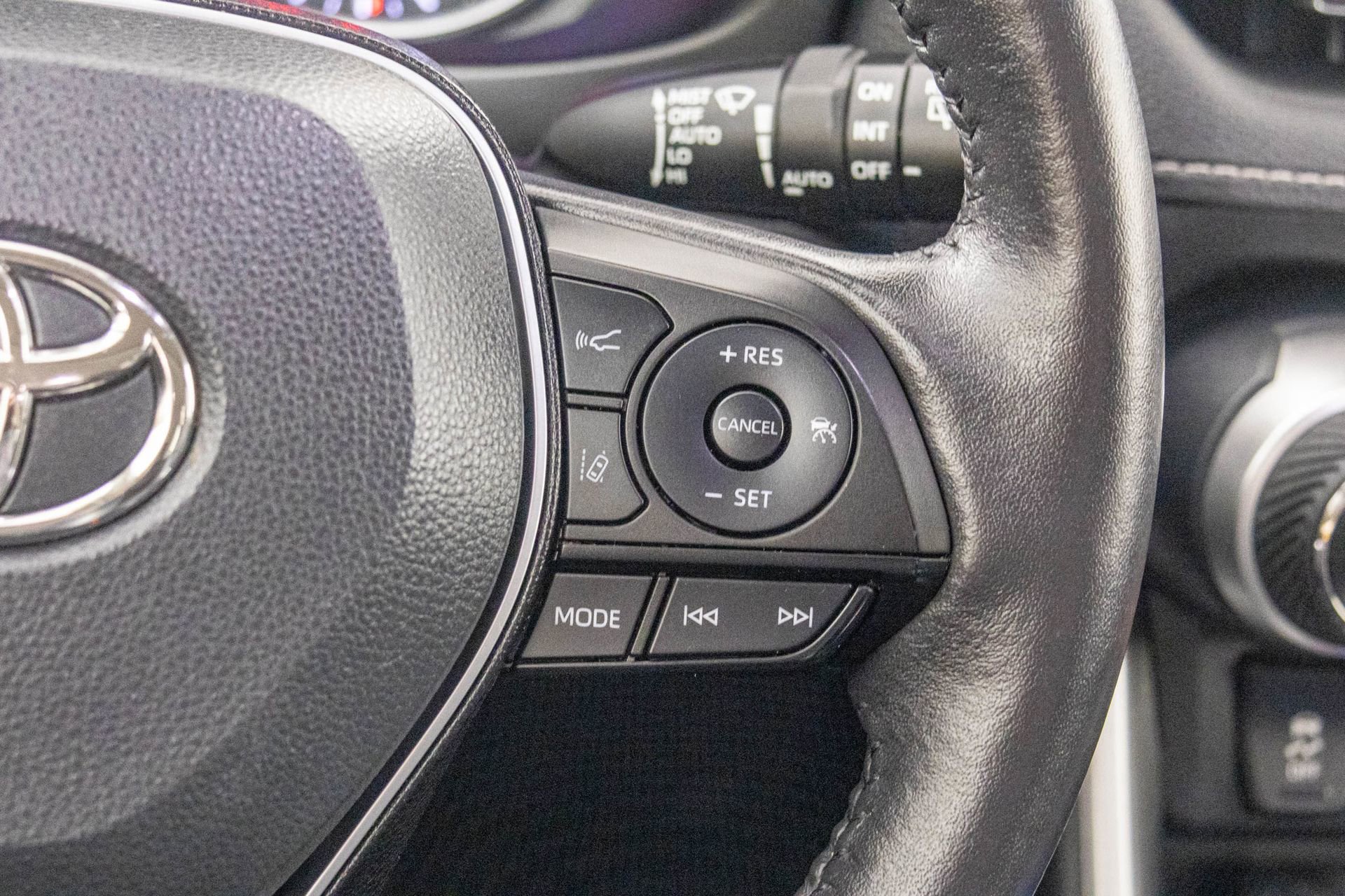 Used 2022 Toyota RAV4 XLE Premium image 29