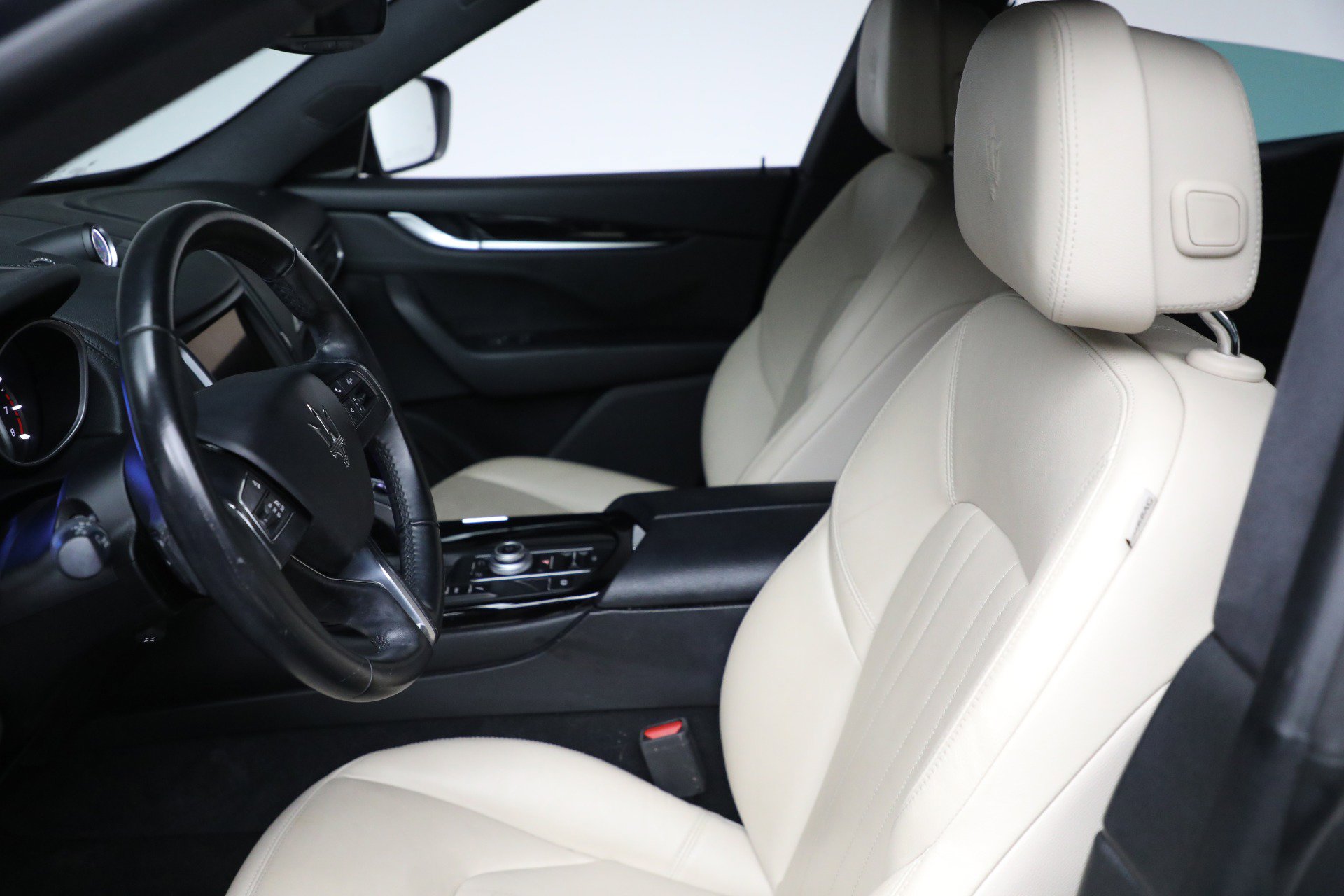 Used 2019 Maserati Levante image 13