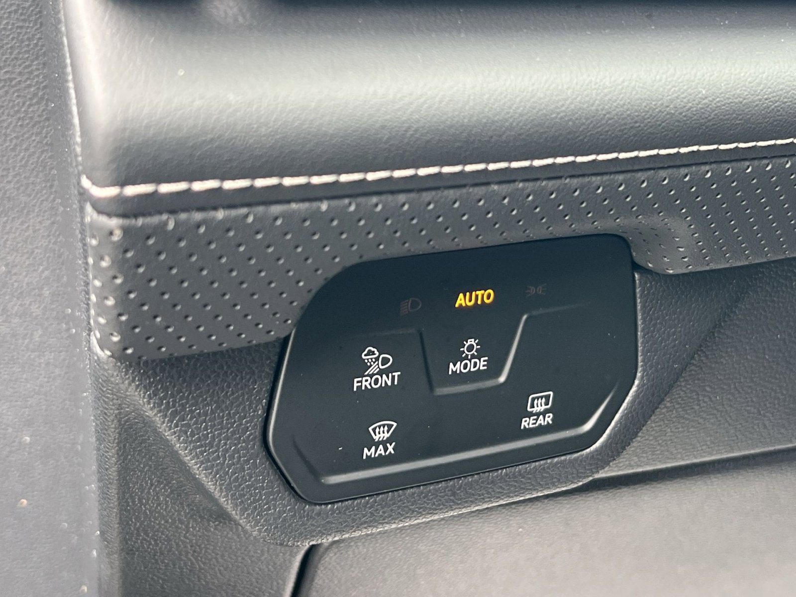 Used 2025 Volkswagen Atlas SE image 28