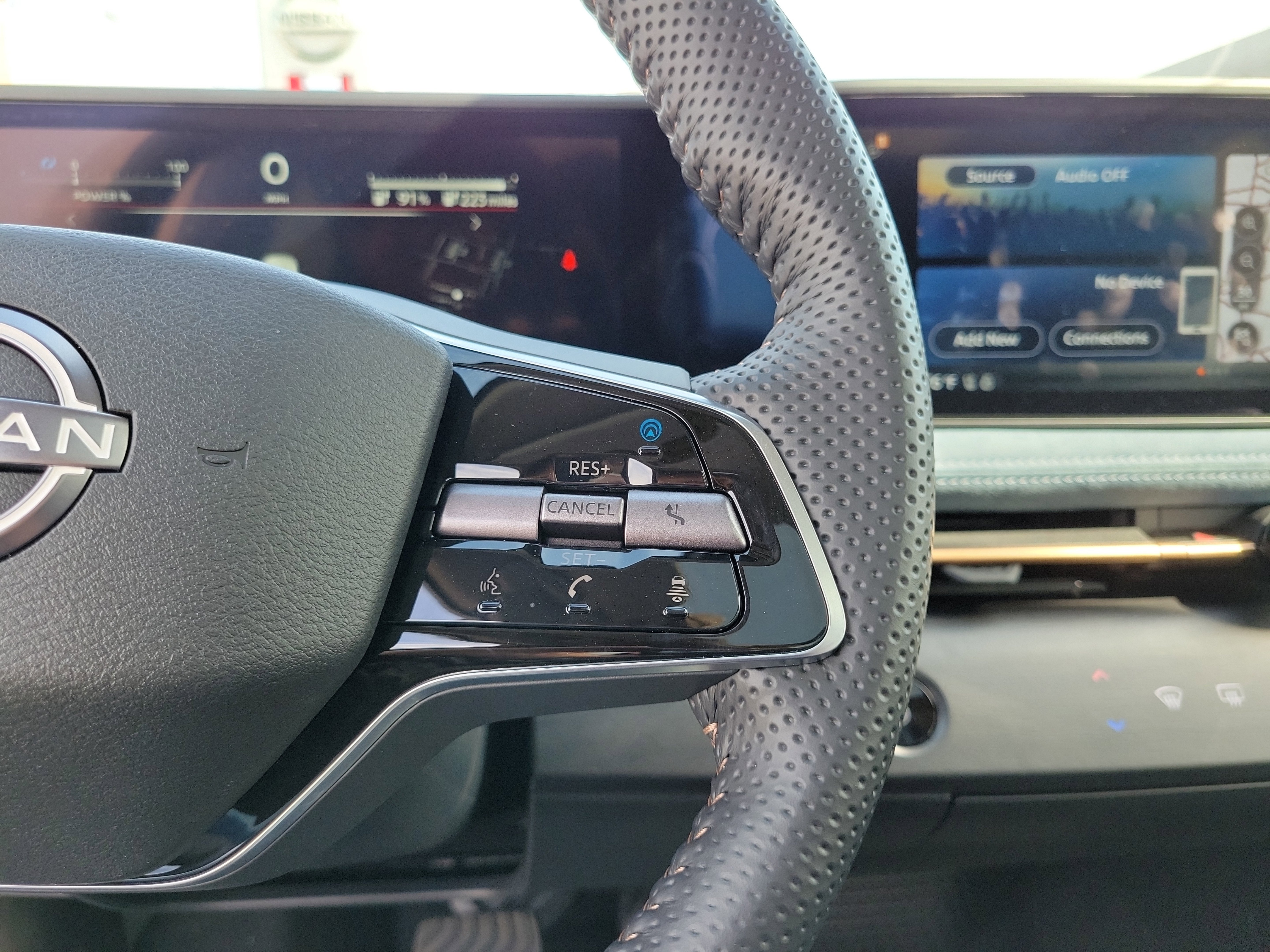 Used 2025 Nissan Ariya Platinum image 24