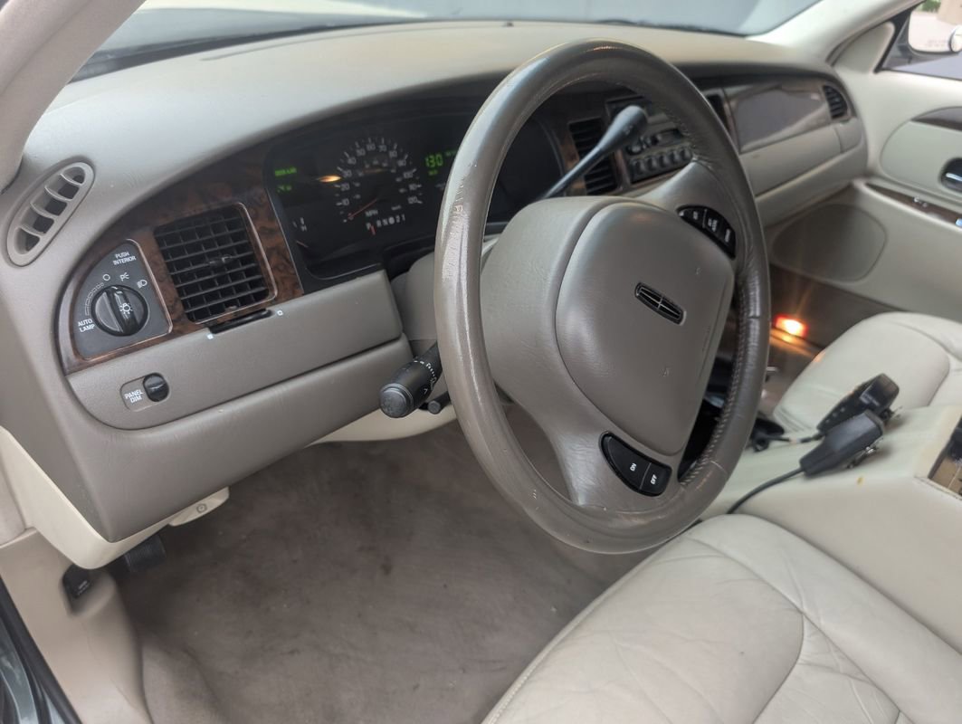 Used 1999 Lincoln Town Car Executive image 12