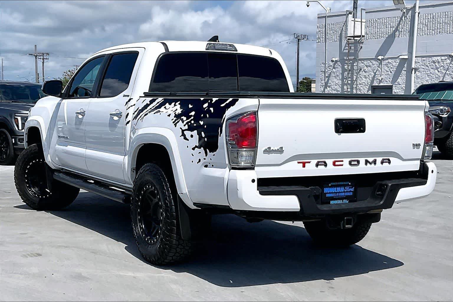 Used 2017 Toyota Tacoma Limited w/ Tow Package AWD/4WD image 4