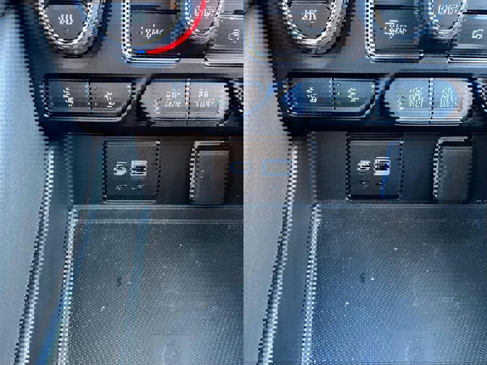 Used 2024 Chevrolet Tahoe Z71 w/ Luxury Package image 28