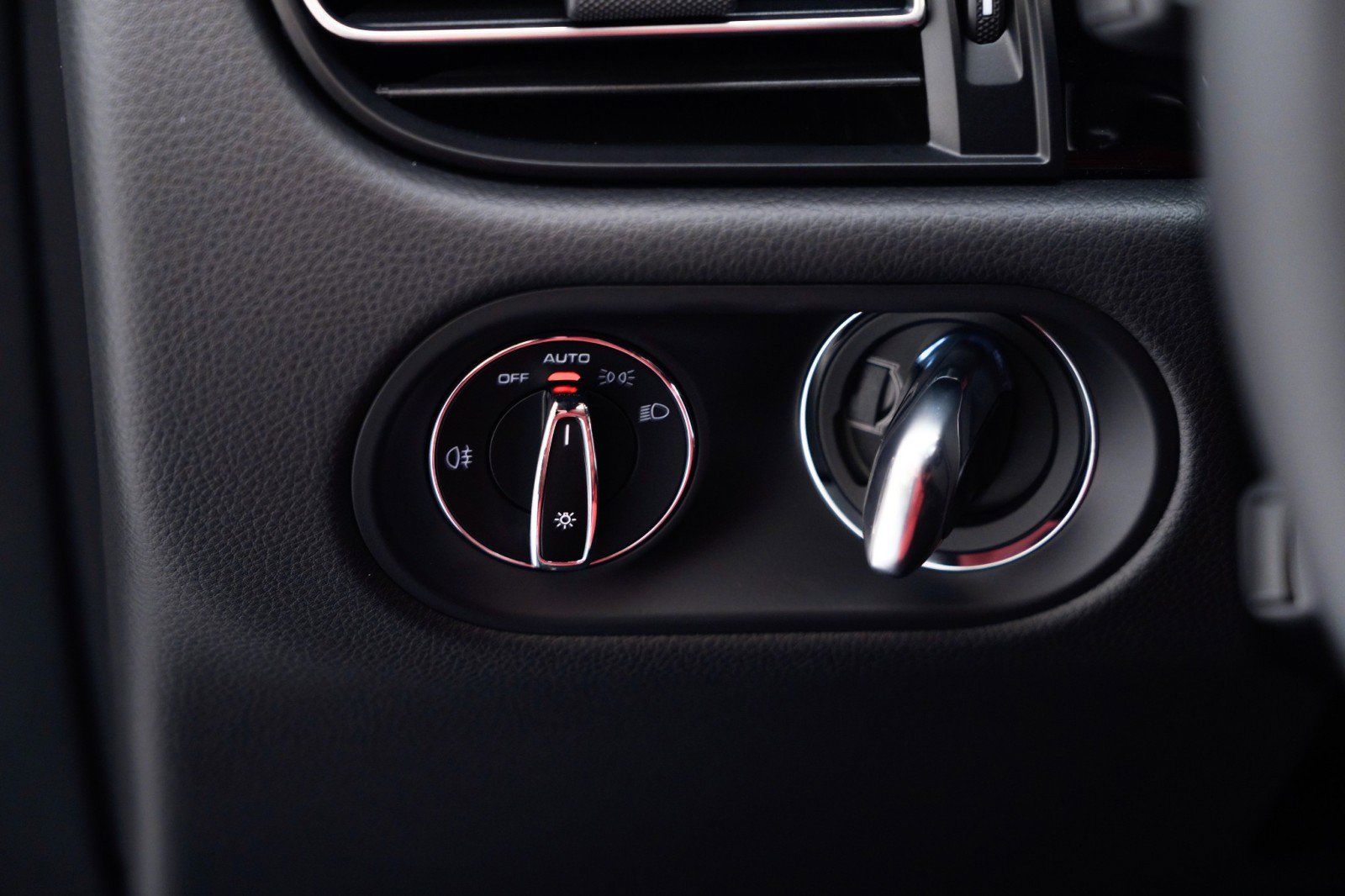 New 2026 Porsche Macan image 32