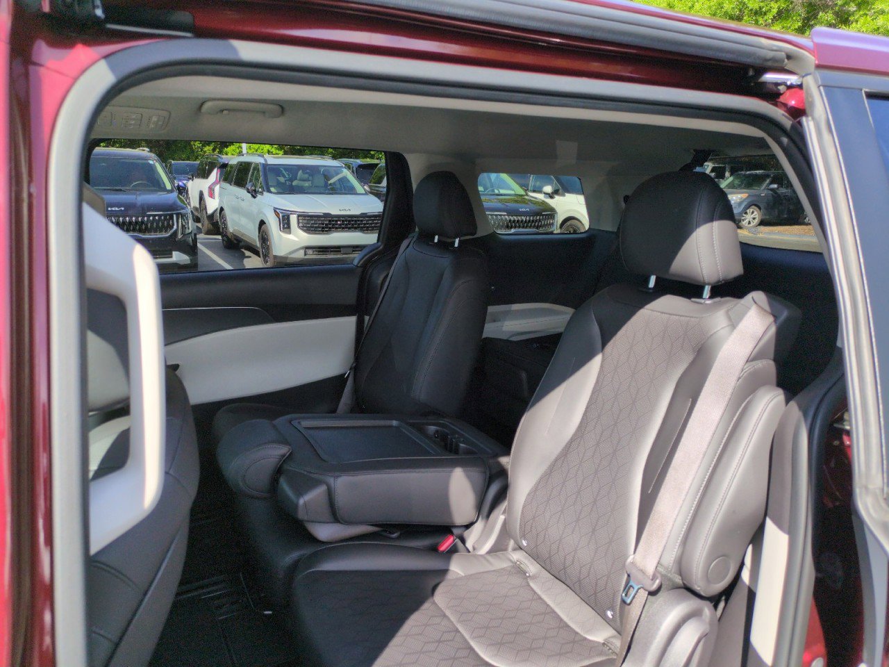 Used 2023 Kia Carnival LX FWD image 31