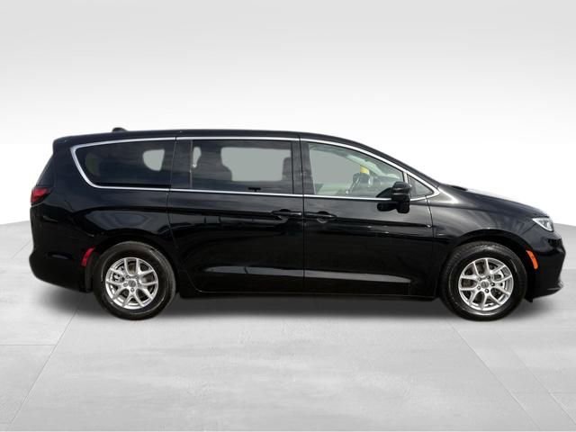 Used 2024 Chrysler Pacifica Touring-L image 9