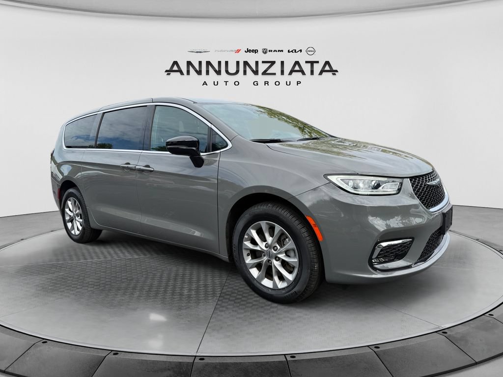 Used 2025 Chrysler Pacifica Select AWD/4WD image 7