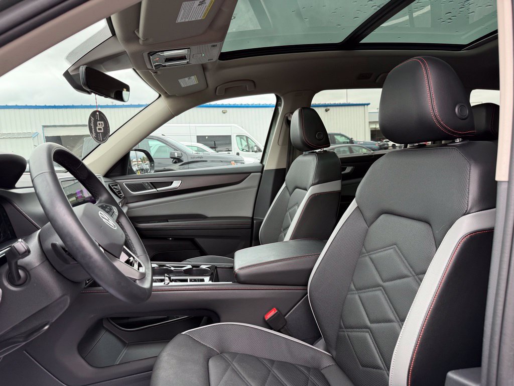 Used 2024 Volkswagen Atlas Peak Edition SE AWD/4WD image 25