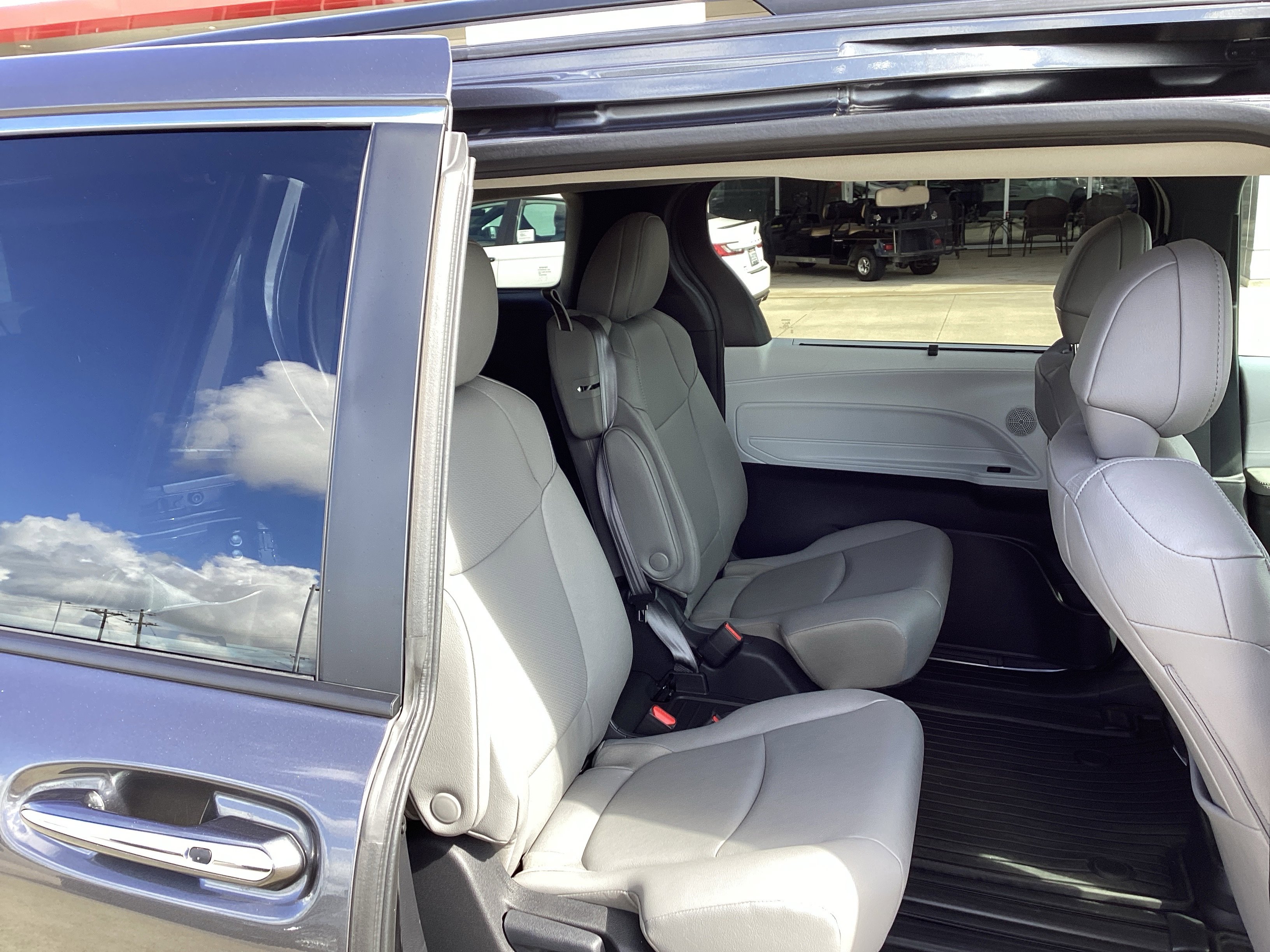 Used 2025 Toyota Sienna XLE w/ XLE Plus Package FWD image 11
