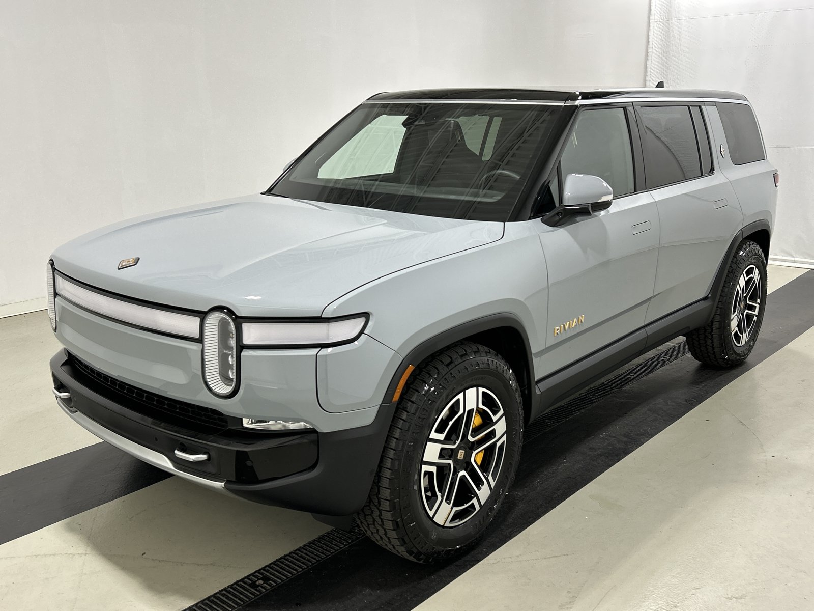 Used 2023 Rivian R1S Adventure AWD/4WD image 1