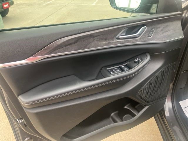 Certified 2024 Jeep Grand Cherokee L Limited w/ Luxury Tech Group II image 9