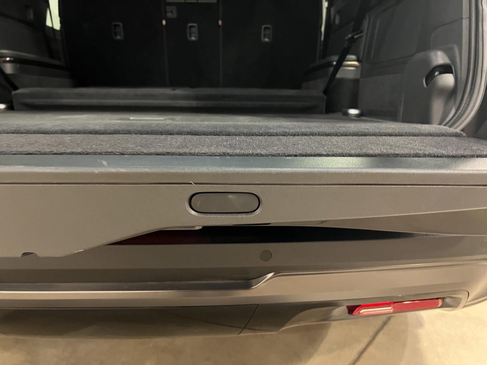 Used 2025 Rivian R1S Premium image 34