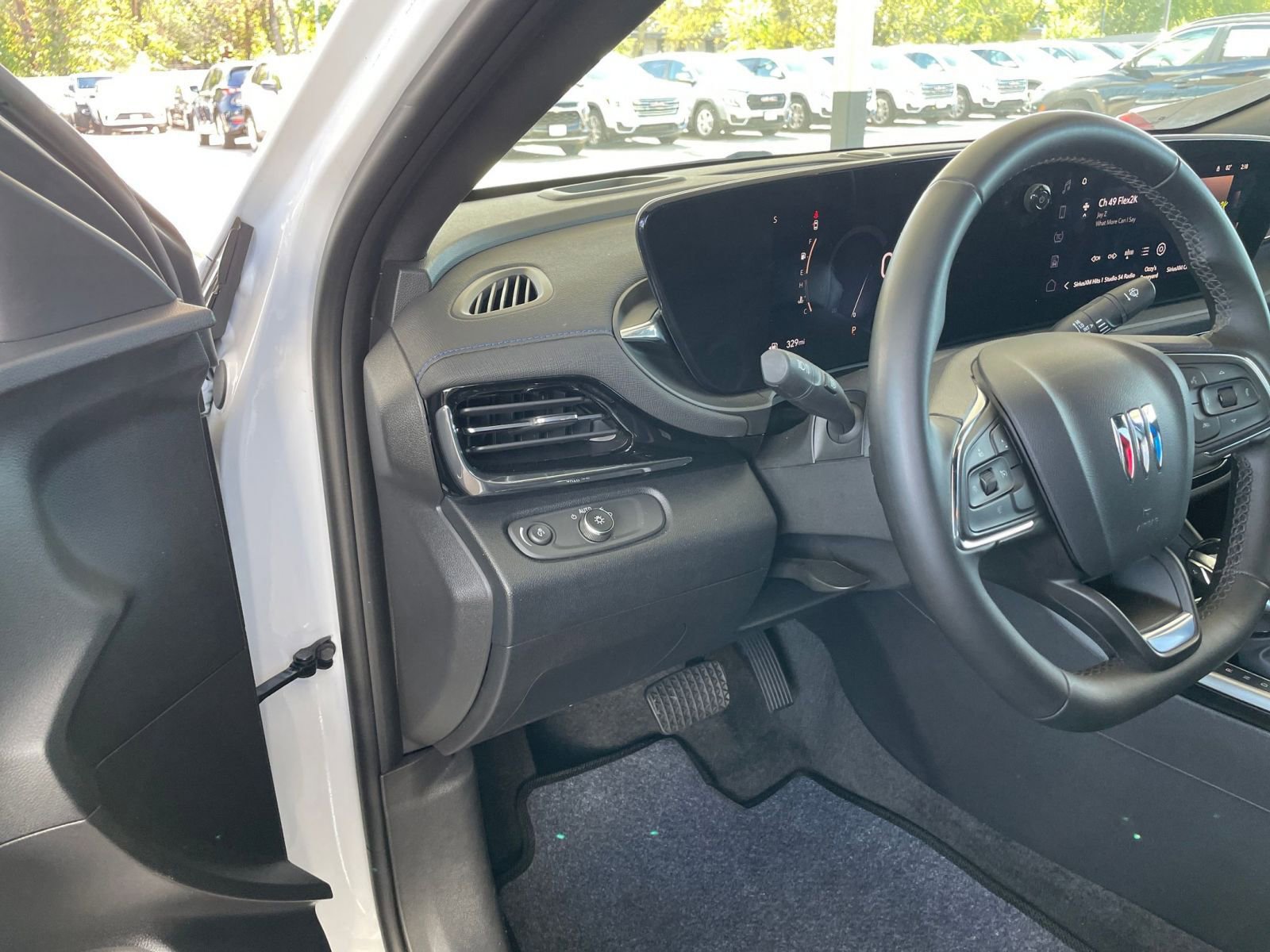 Used 2025 Buick Envista Sport Touring image 32