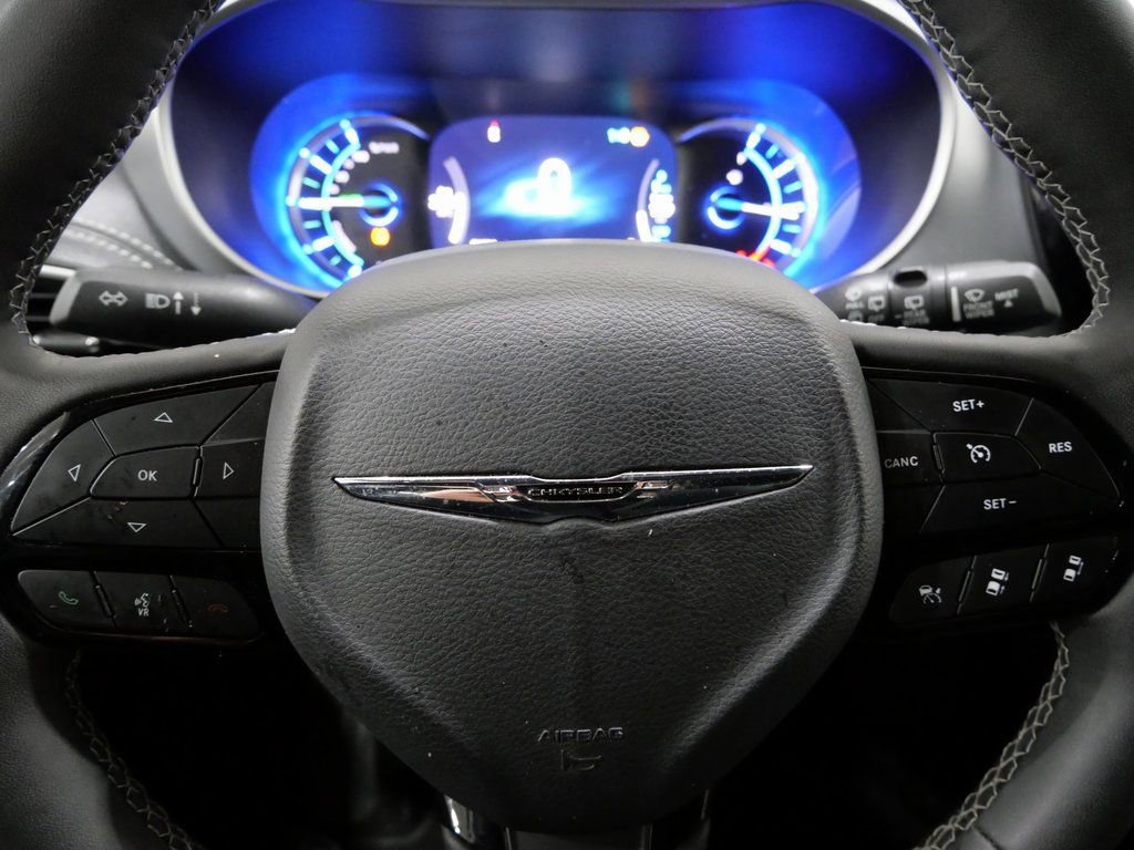 Used 2024 Chrysler Pacifica Select image 16
