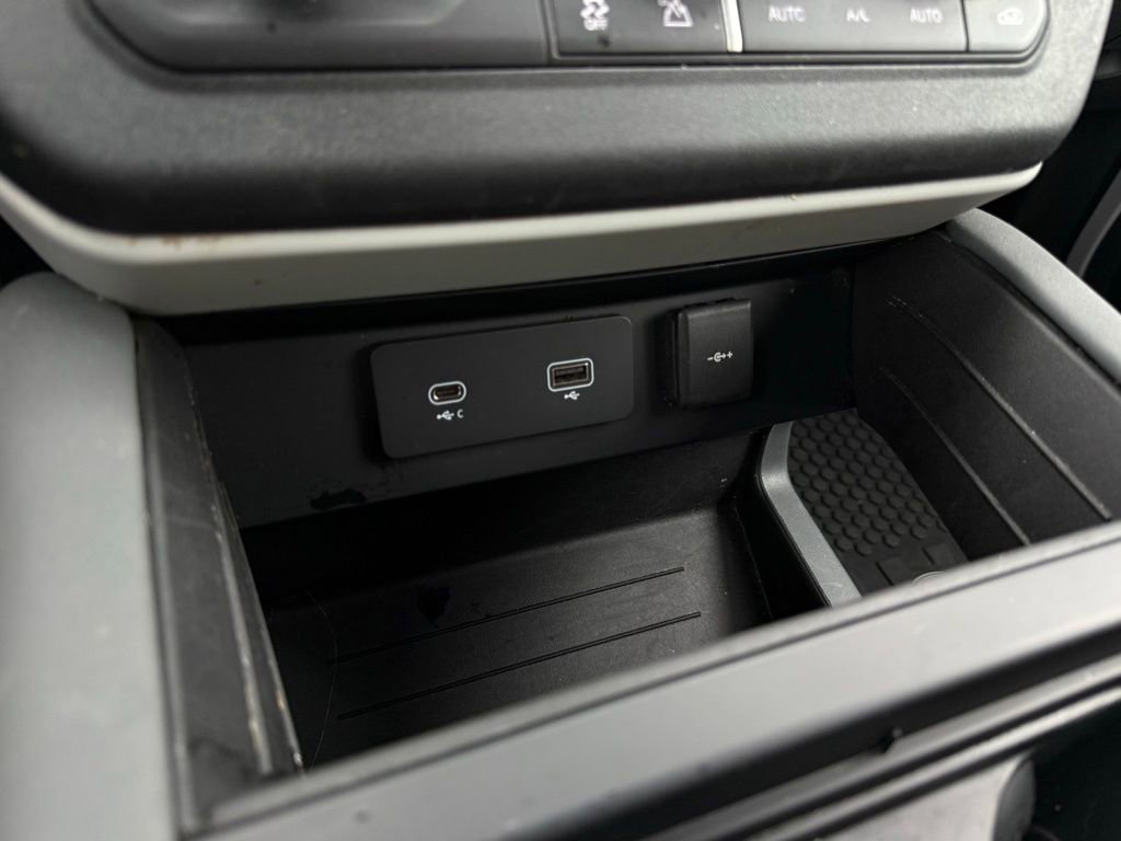 Used 2023 Land Rover Defender 130 X-Dynamic SE image 19