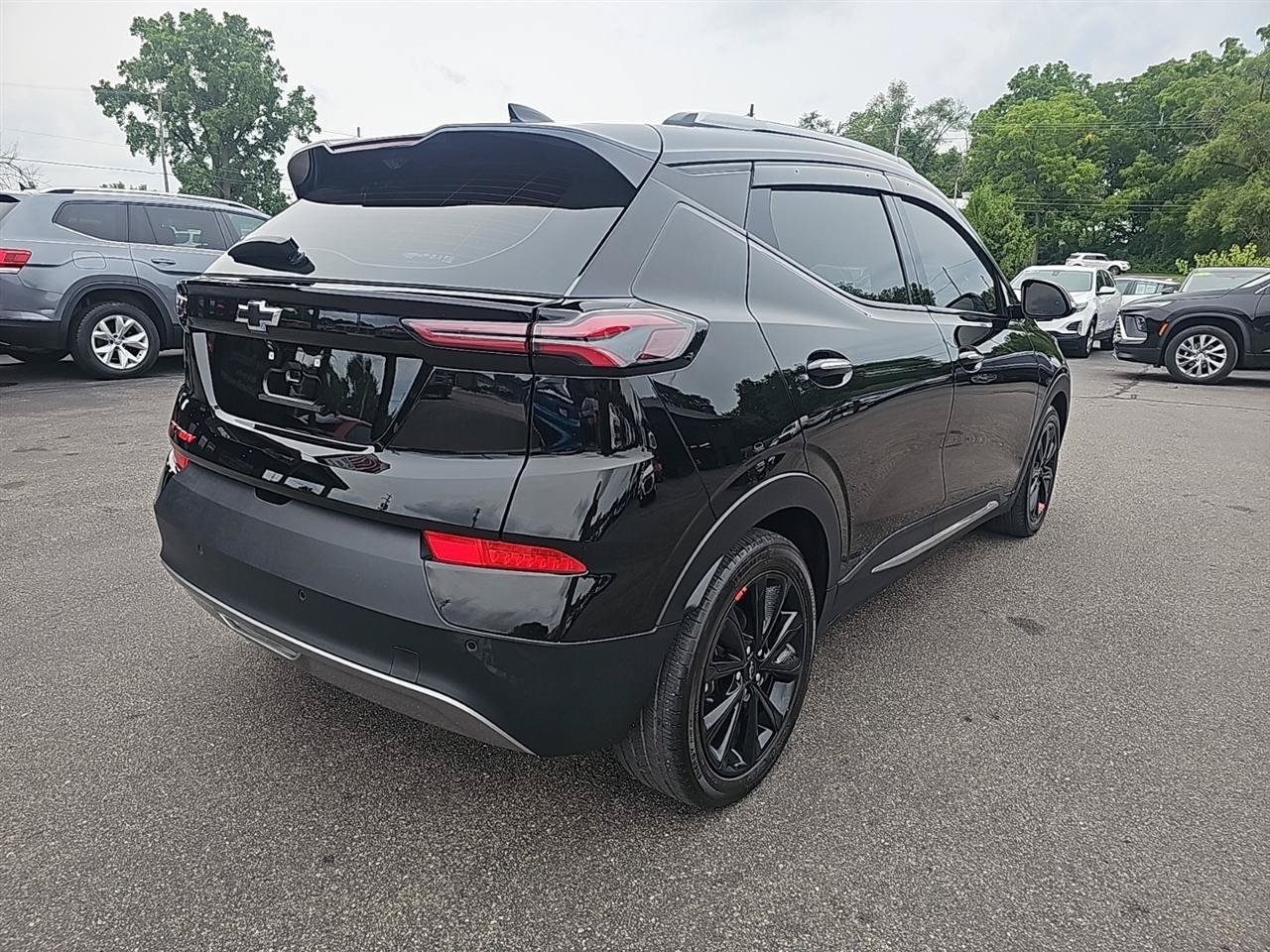 Used 2023 Chevrolet Bolt EUV Premier w/ Sun & Sound Package FWD image 4