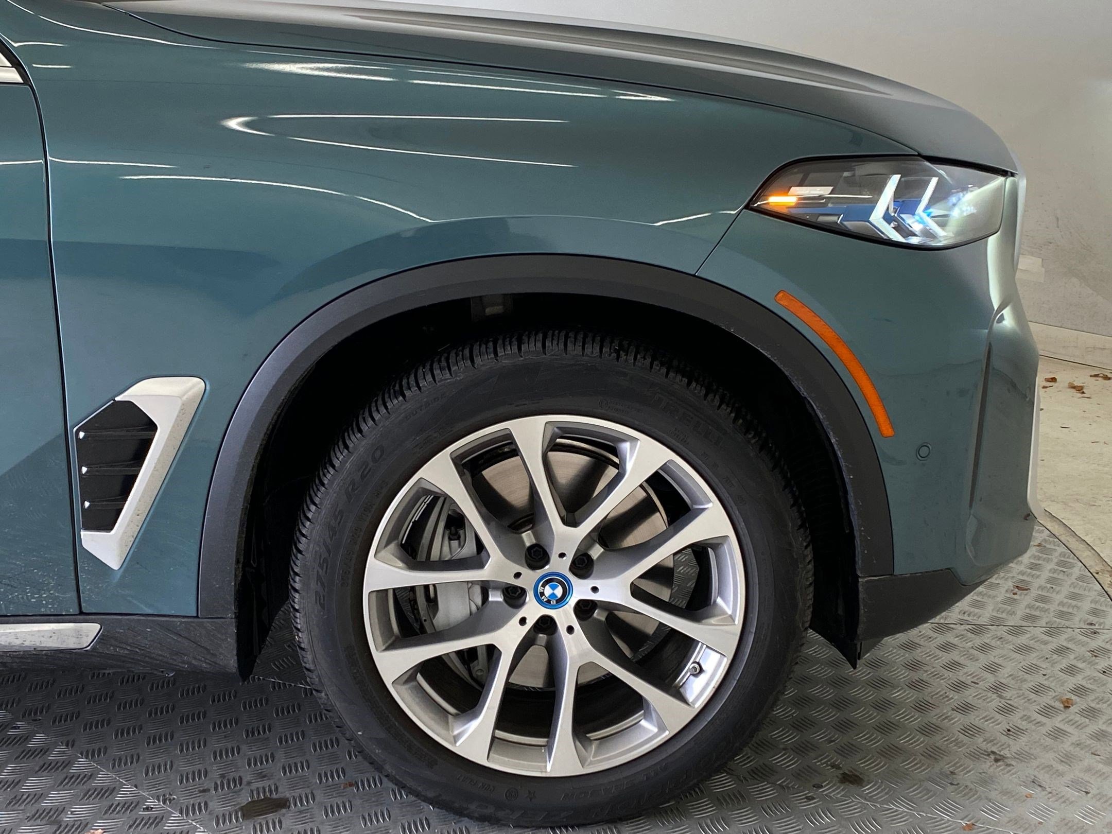 Used 2025 BMW X5 xDrive50e w/ Premium Package image 10