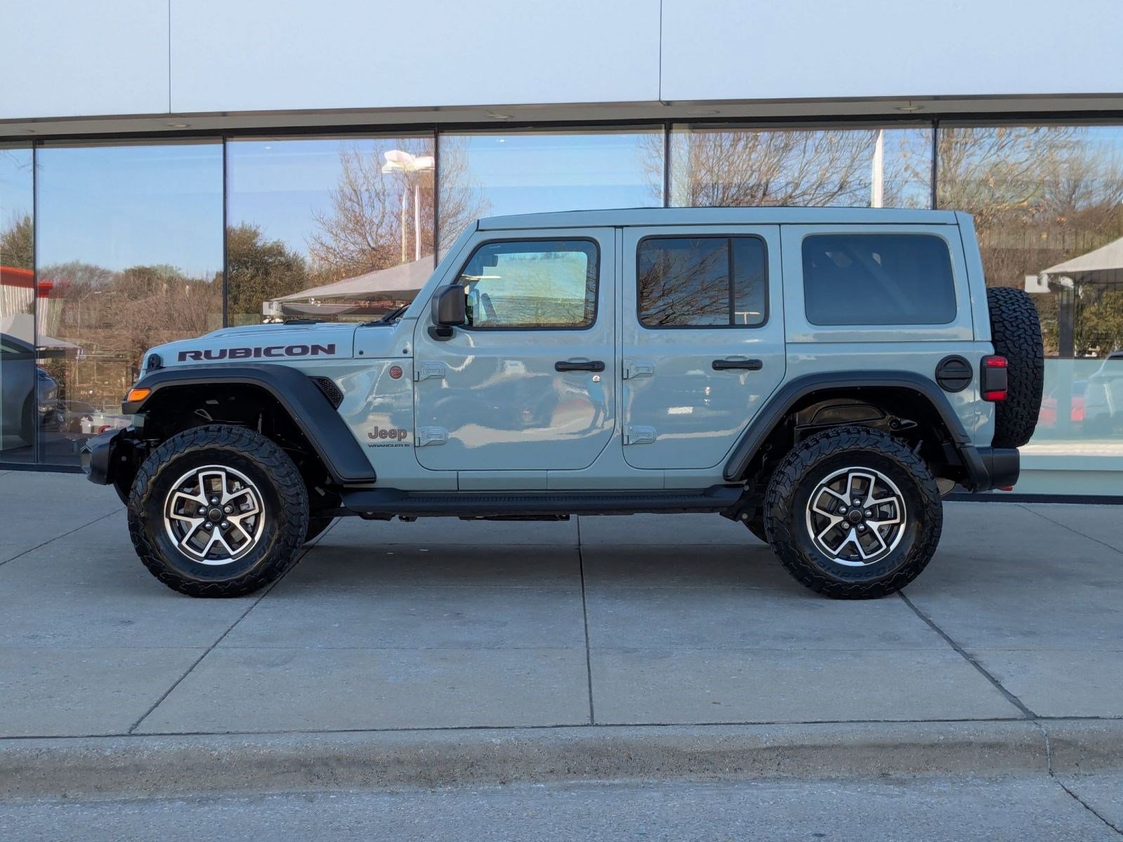 Used 2024 Jeep Wrangler Unlimited Rubicon w/ Technology Group image 2