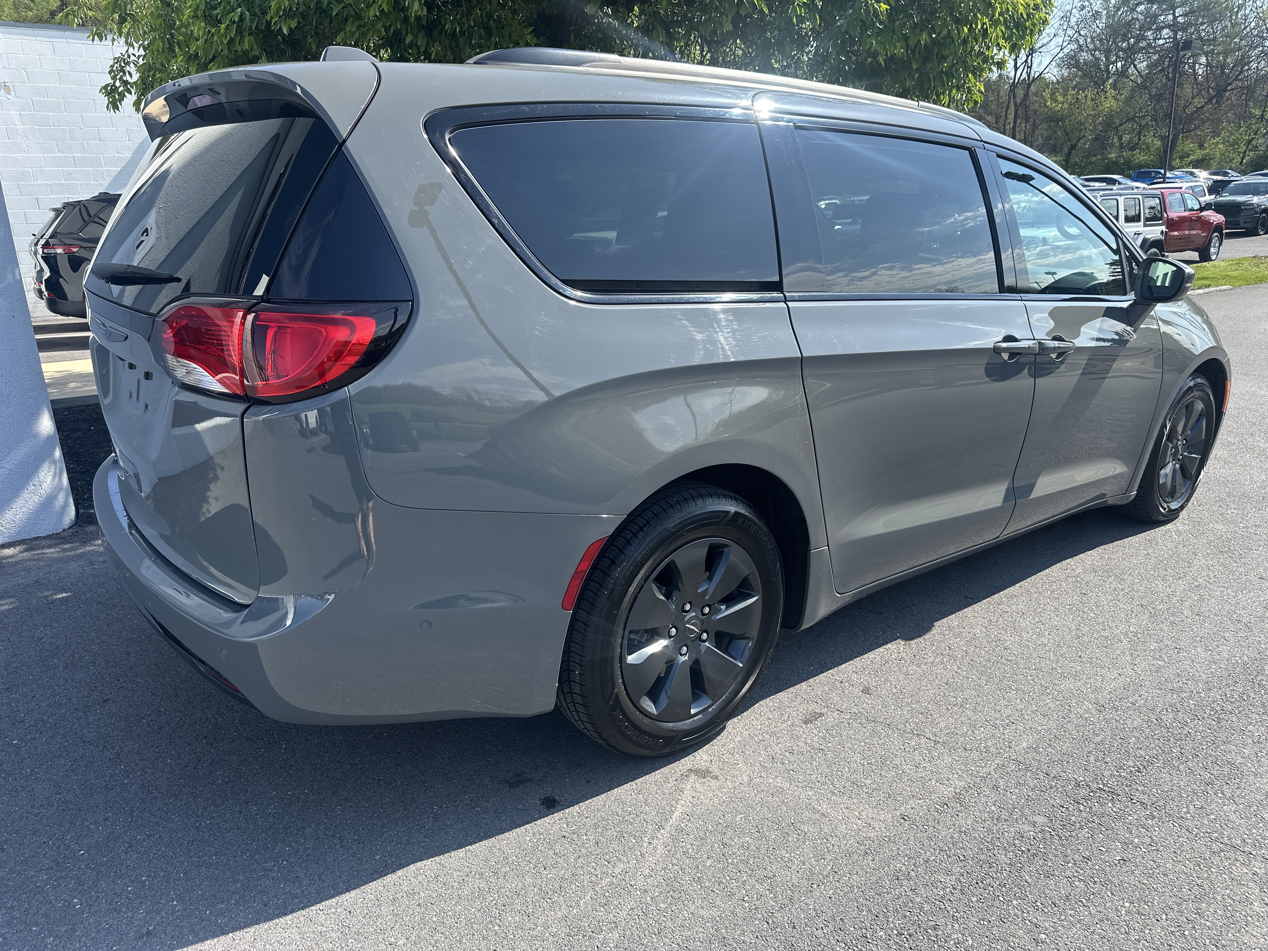 Used 2020 Chrysler Pacifica Limited w/ Advanced Safetytec Group image 3