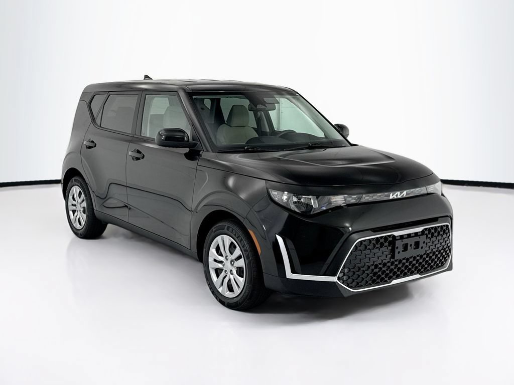 Used 2023 Kia Soul LX FWD image 3