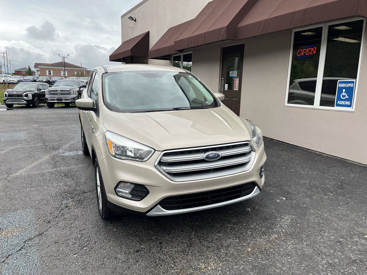 Used 2017 Ford Escape SE AWD/4WD image 2