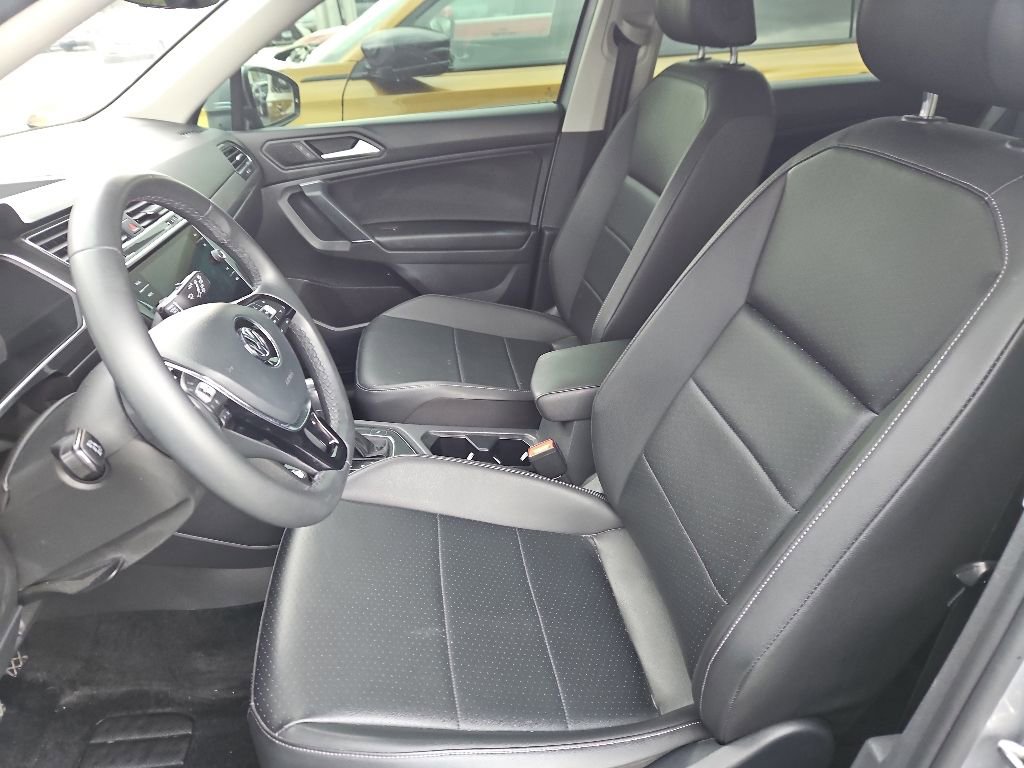 Used 2020 Volkswagen Tiguan SEL AWD/4WD image 3