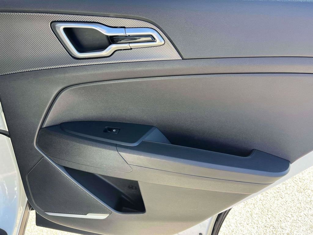 Used 2025 Kia Sportage LX image 9