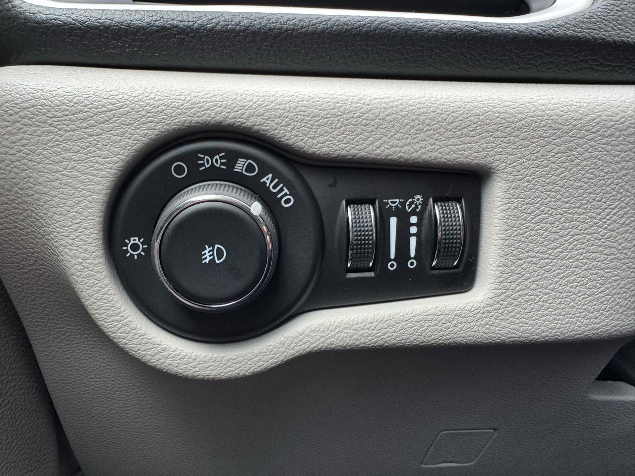 Used 2024 Chrysler Pacifica Touring-L image 21