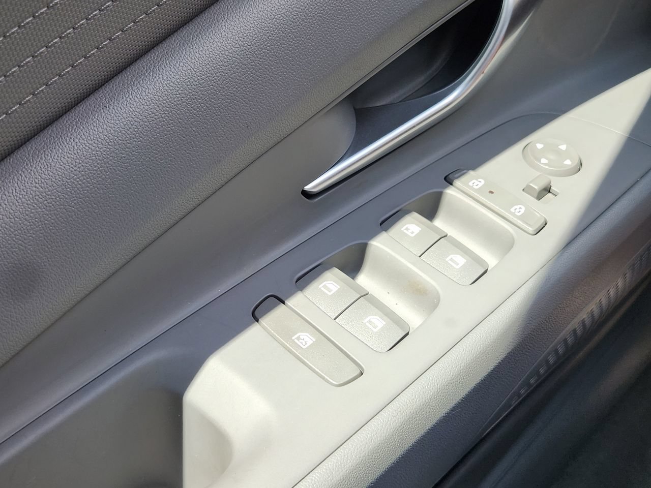 Certified 2025 Hyundai Elantra SE FWD image 22